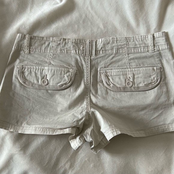 cream low rise cargo shorts! - Picture 2 of 3
